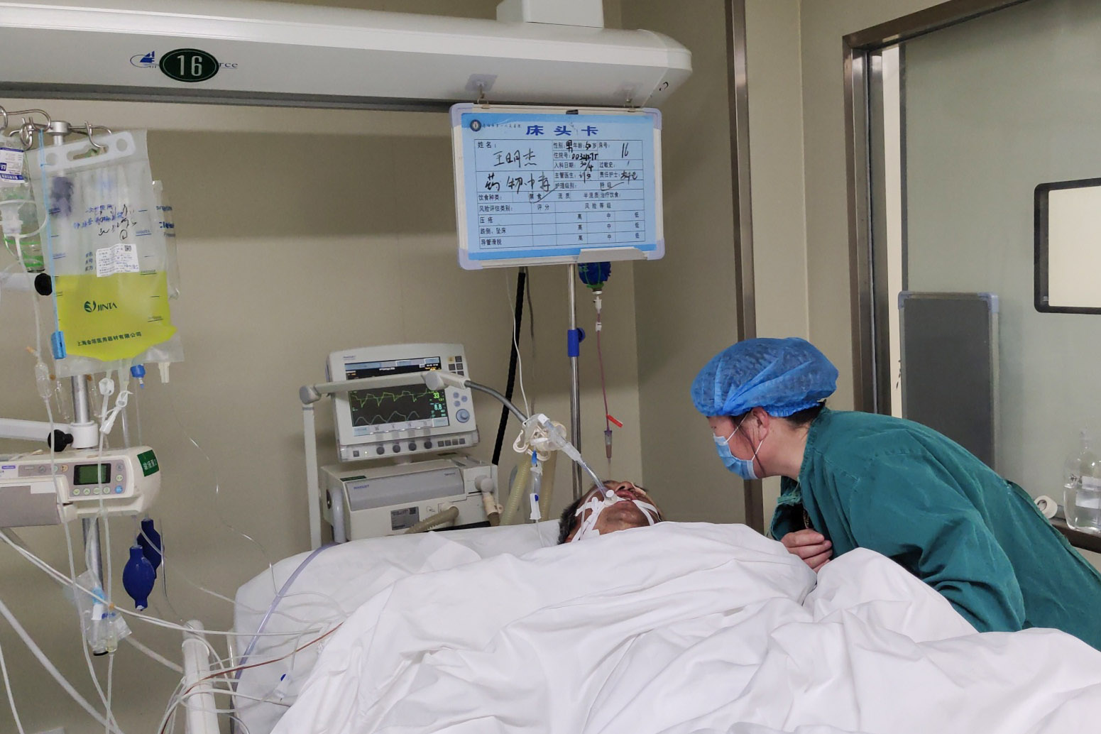 河南一男子因劳累致浑身疼痛,自泡药酒解压,一杯酒下肚后悲剧了