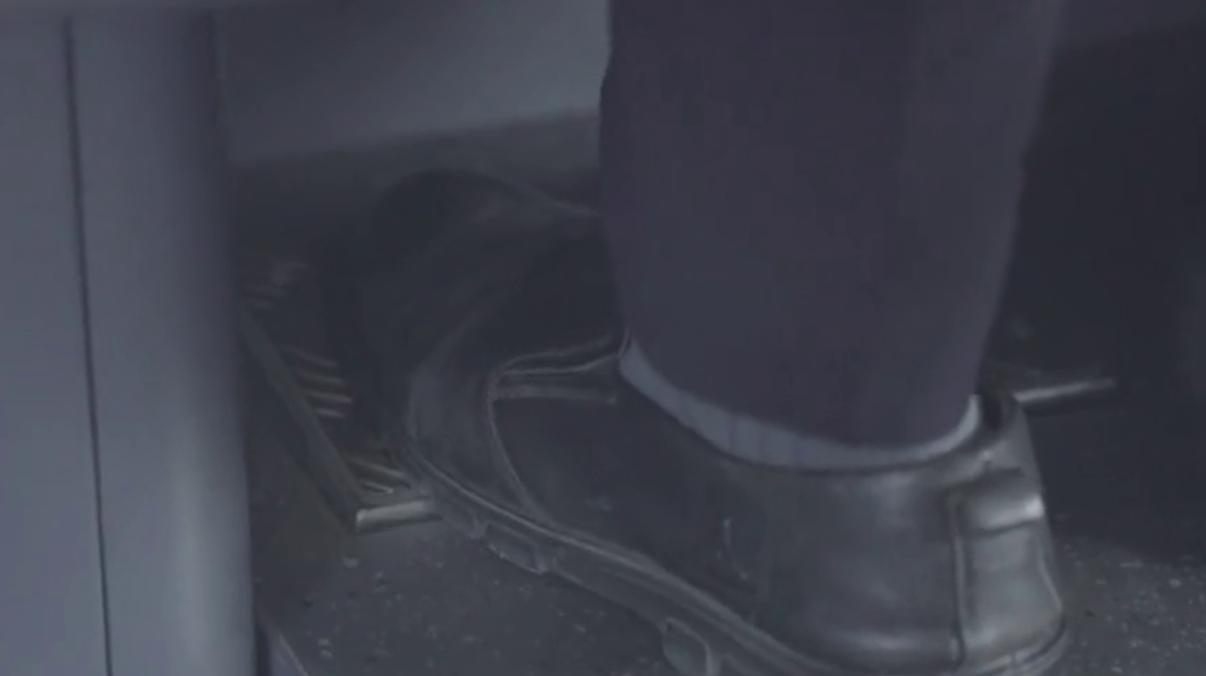 高铁司机踏板,高铁司机为啥每隔30秒踩一次踏板