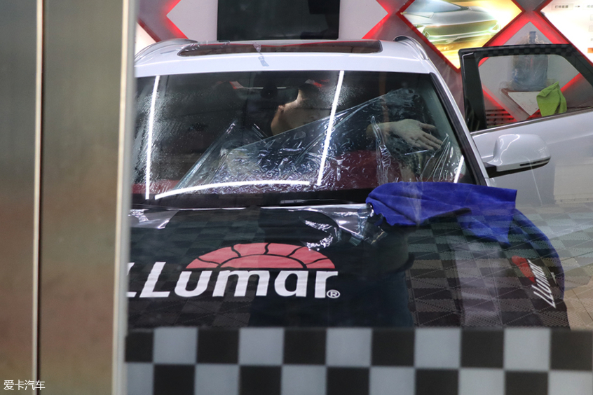 汽车贴膜不专业的后果,汽车贴膜大工和大师傅的区别