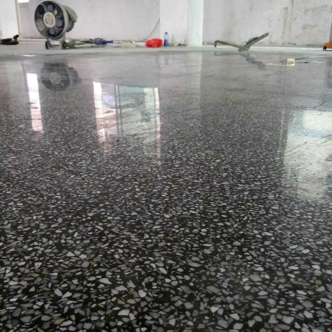 水磨石与地板砖区别,水磨石地板与金刚砂地面区别