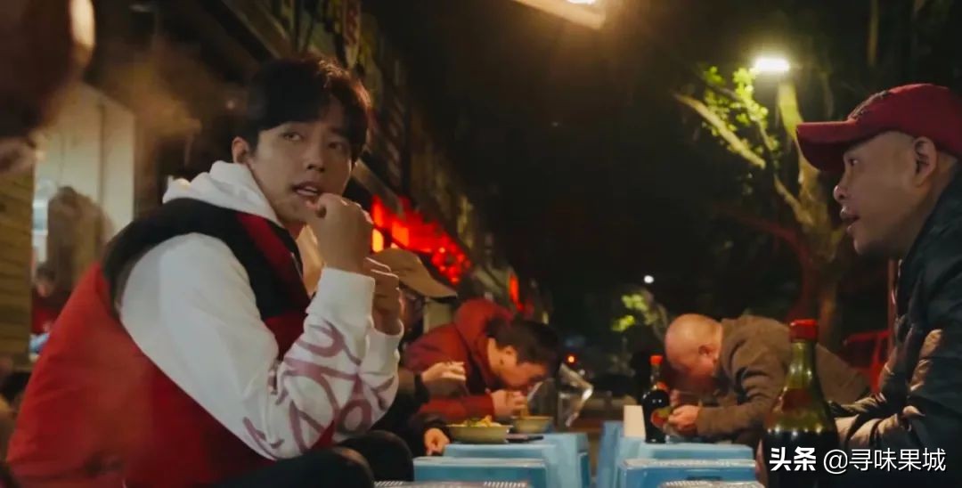 肖战重庆板凳面,肖战现身重庆一面馆吃豌杂面