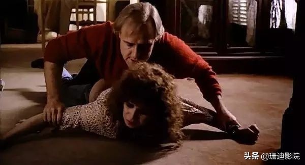 这样的大尺度R级片,注定在影史上留下浓重的一笔