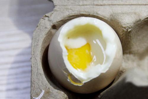 鹌鹑蛋蛋黄胆固醇高的人能吃几个,鹌鹑蛋和鸭蛋哪个胆固醇偏高