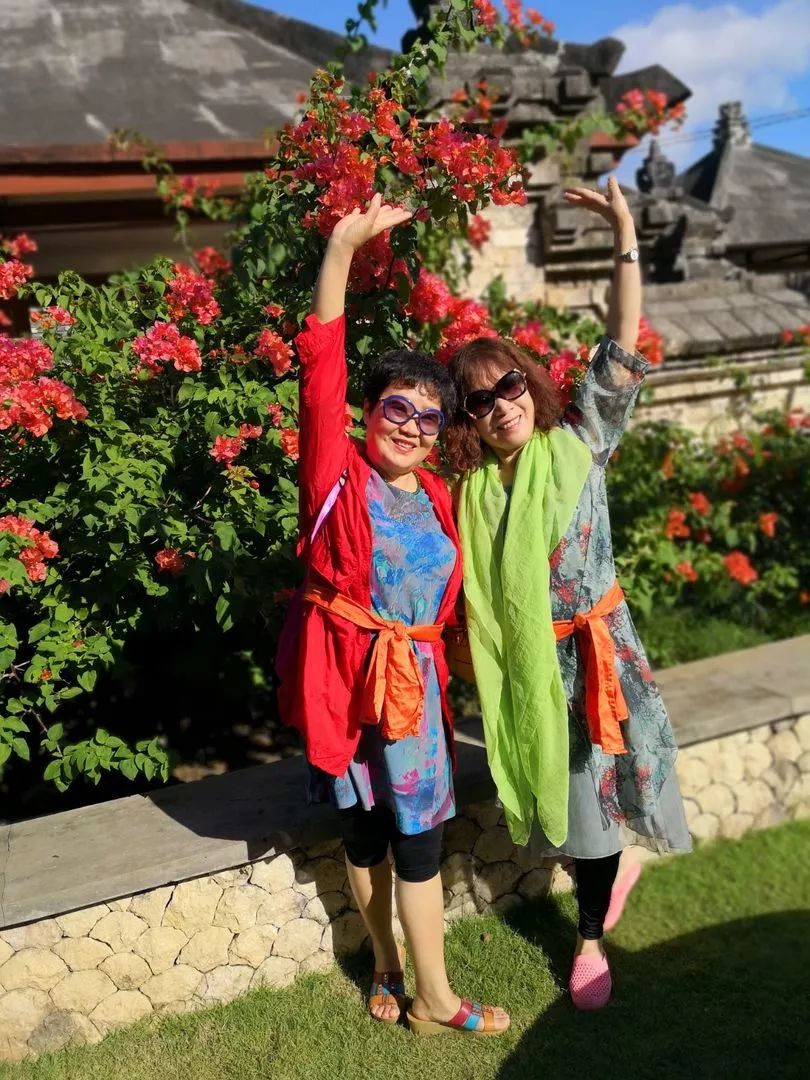 大妈旅游照专用动作,中国大妈外出旅游标准动作