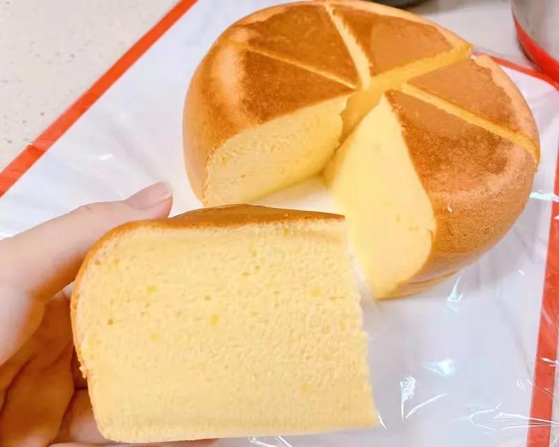 电饭煲蛋糕正宗做法只需三个鸡蛋,5个鸡蛋不分离做蛋糕电饭煲