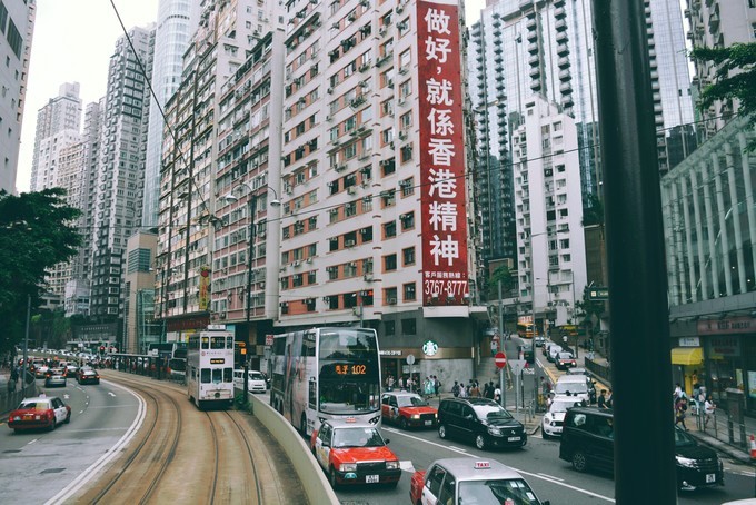 世界将我包围下一句,世界将我包围演唱