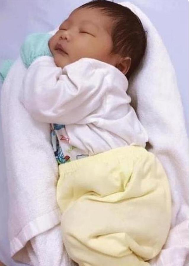 宝宝睡觉一惊一乍被吓到怎么办,宝宝睡着一惊一乍是受惊吓了吗