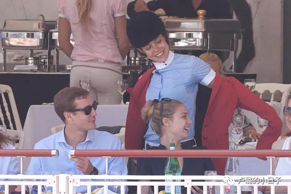 摩纳哥王妃终于精心打扮,摩纳哥最美王妃穿衣搭配