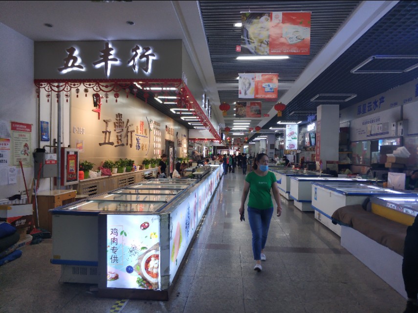 *疆新**最大的冷冻食品交易市场在这里!里面东西齐全建的也很大气!