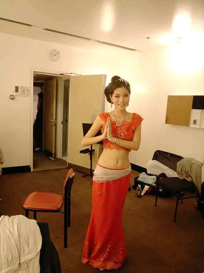 鹿晗*用御**词作者上浪姐，被黄圣依无视还被万茜认错，网友：没眼光