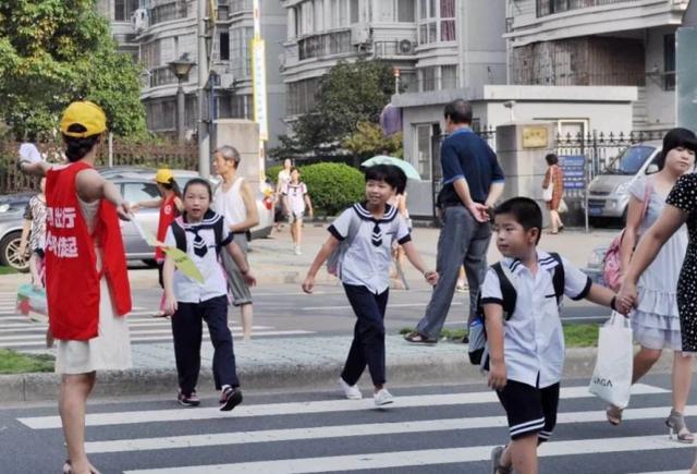 孩子上学农村户口转城市户口好吗,孩子想要在城里上学需要迁户口吗