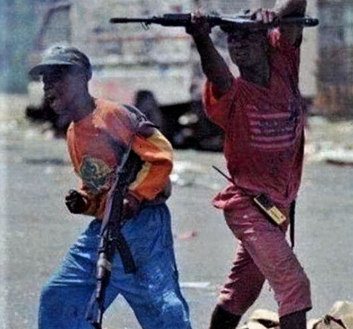 非洲大叔教你压枪!超过头顶的豪放射击,几万发*弹子**都打不死人