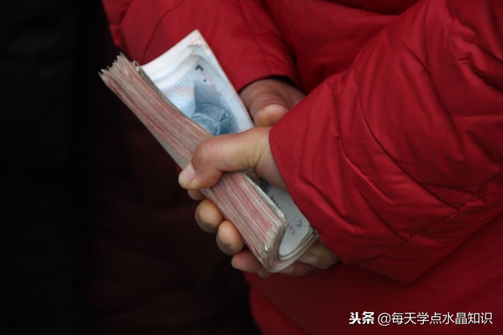 摸黑赶水晶原料交易早市去晚一晚人影都找着了