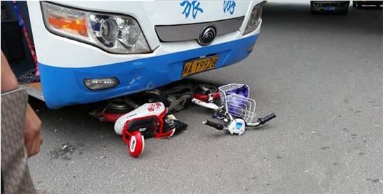 开车把逆行的电动车撞了怎么定责,电动车逆行导致对方摔伤怎么处理