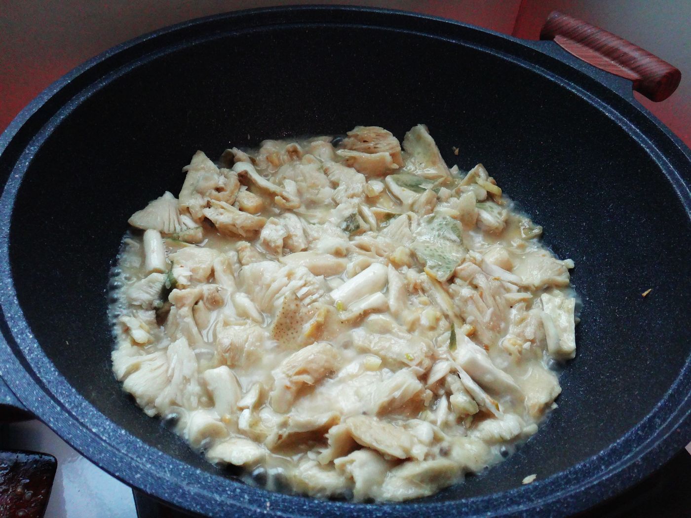 野生菌直接放水里清洗是错误的,教你两招,轻松吃干净美味的菌子