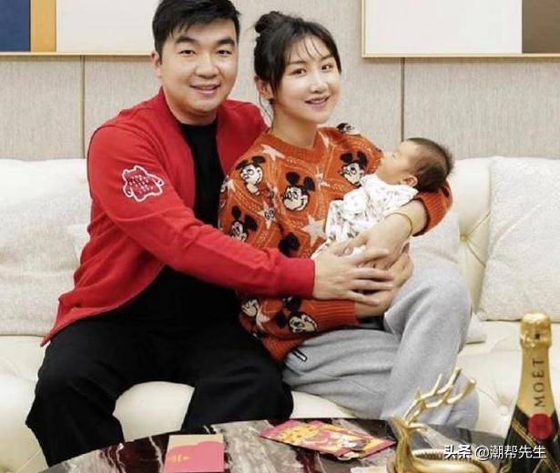 何雯娜一身穿搭,何雯娜晒全家福身材高挑漂亮