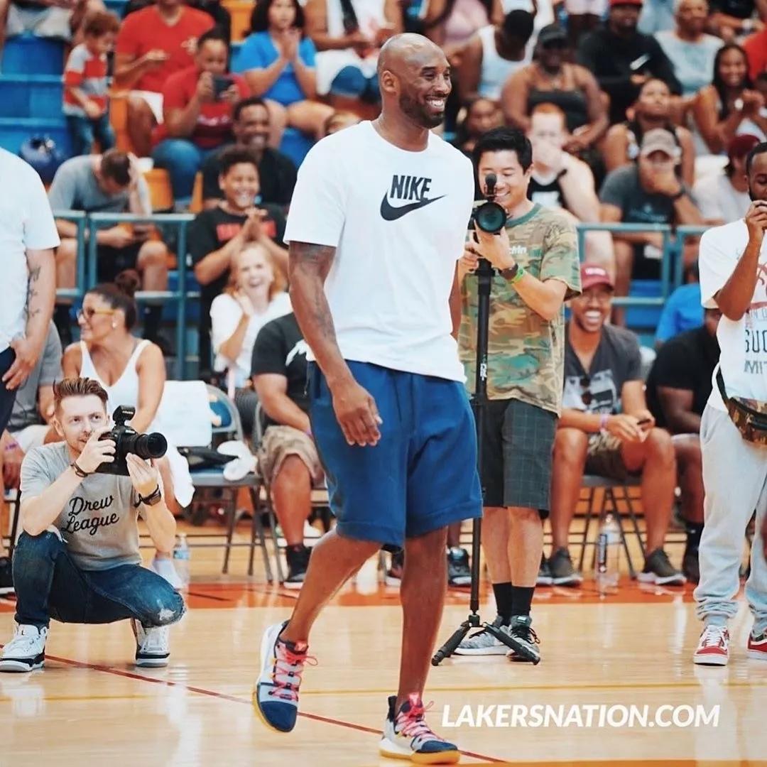 科比生涯最高分穿什么鞋,科比五名人堂配色nba上脚