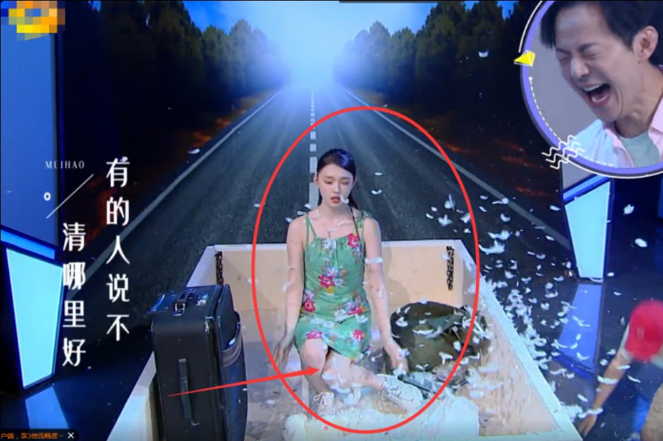 女星穿裙子弯腰怎么办?林允反应堪比“教科书”,教养装不出来