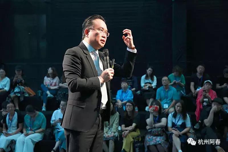 超百图再现2018年服装圈内那三十道靓丽风景……