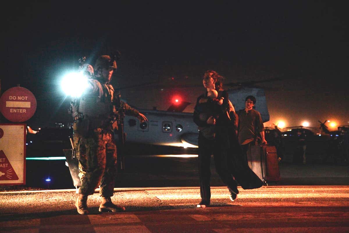 被美国扔掉的CH-46E直升机性能如何?我国20年无法仿制,依然先进