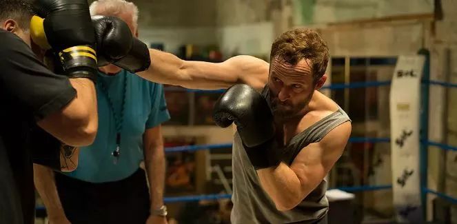 妻子被家暴奋力反击美国电影,妻子被丈夫家暴最后结果大快人心