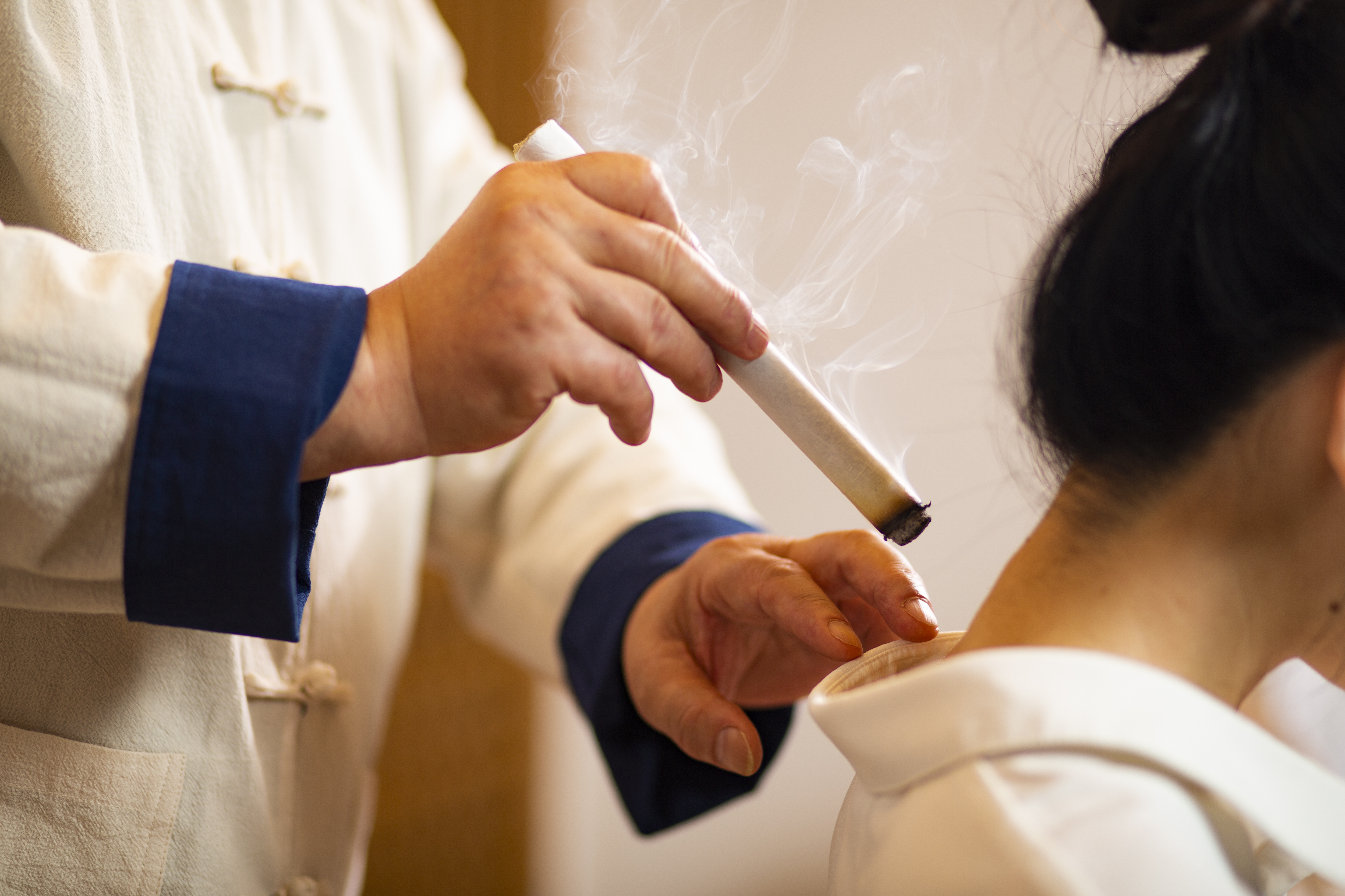 艾灸熏蒸月子期间可以做吗,坐月子能不能艾灸熏蒸