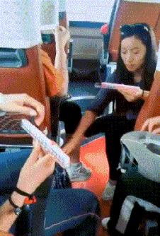 搞笑gif趣图妹子你别闹了,搞笑gif趣图妹子你这笑容太魔性了