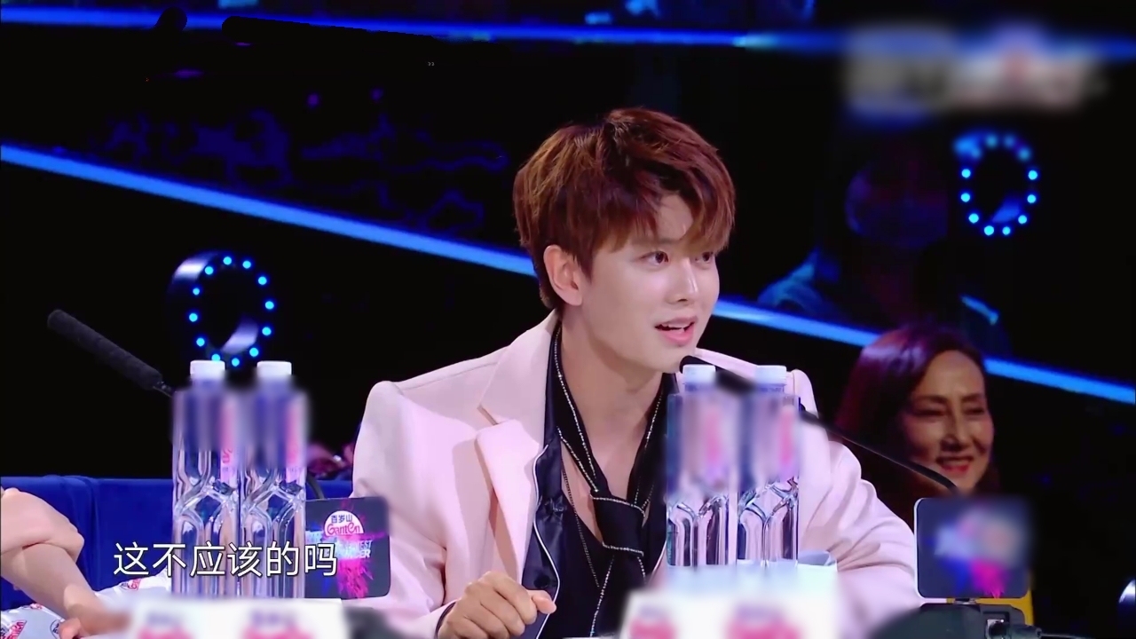 任嘉伦当评委时跳林俊杰的歌,任嘉伦评委舞者暖心