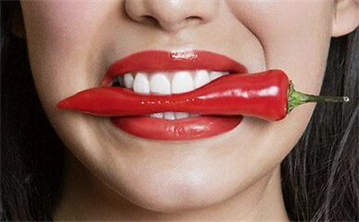 医生说唇炎涂什么,涂口红导致的唇炎怎么治