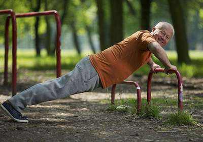 随便扭一扭感觉舒服怎么回事,运动时骨头关节咔咔响是什么原因