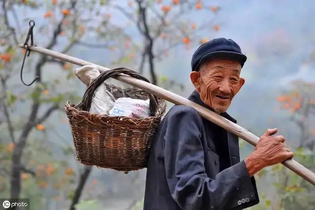 礼不随三家钱不借三人的说法,钱不借三地不走什么意思