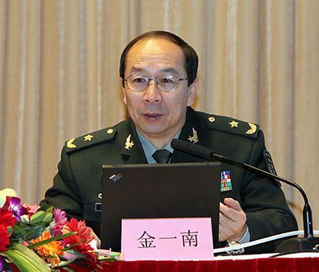 初中毕业的少将金一南,花15年写50万字《苦难辉煌》,为铭记英雄