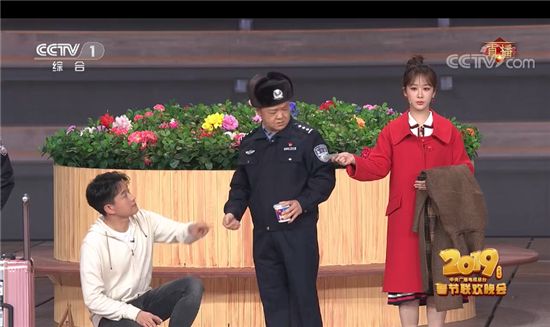 配齐杨紫春晚同款大衣得多少钱？网友：剁手后开始吃土