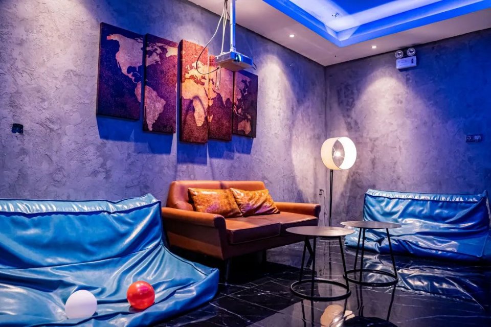 轰趴馆里的小型ktv多少钱,酒店式公寓轰趴棋牌馆