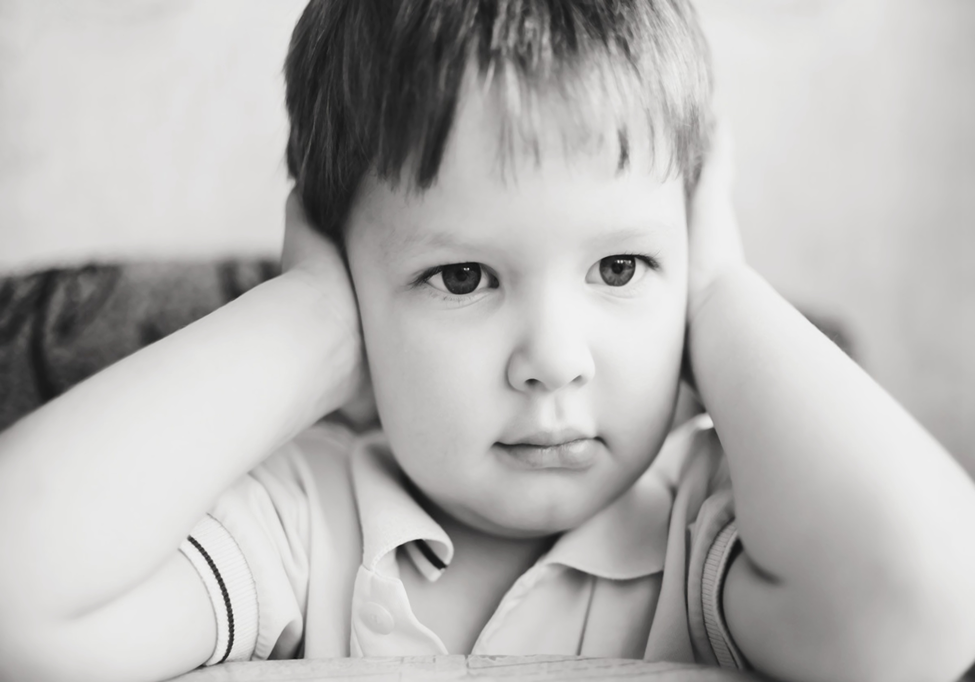 小孩总是挤眼努嘴咬指甲,小孩使劲眨眼睛做鬼脸是什么病