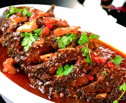 炖鱼时放点什么才能没有腥味呢,炖鱼需要放什么材料好吃不腥