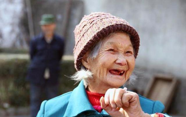 为啥老人身上总有一股味?建议:50岁后远离3个习惯,老了或没味