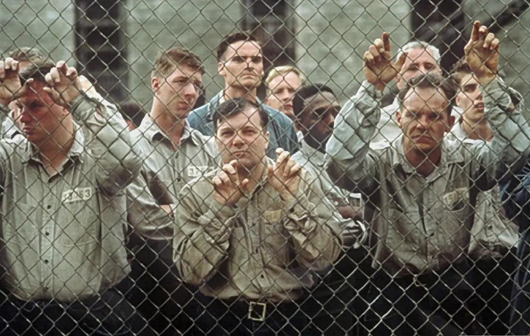 肖申克的监狱生活,肖申克的救赎监狱长贪污片段