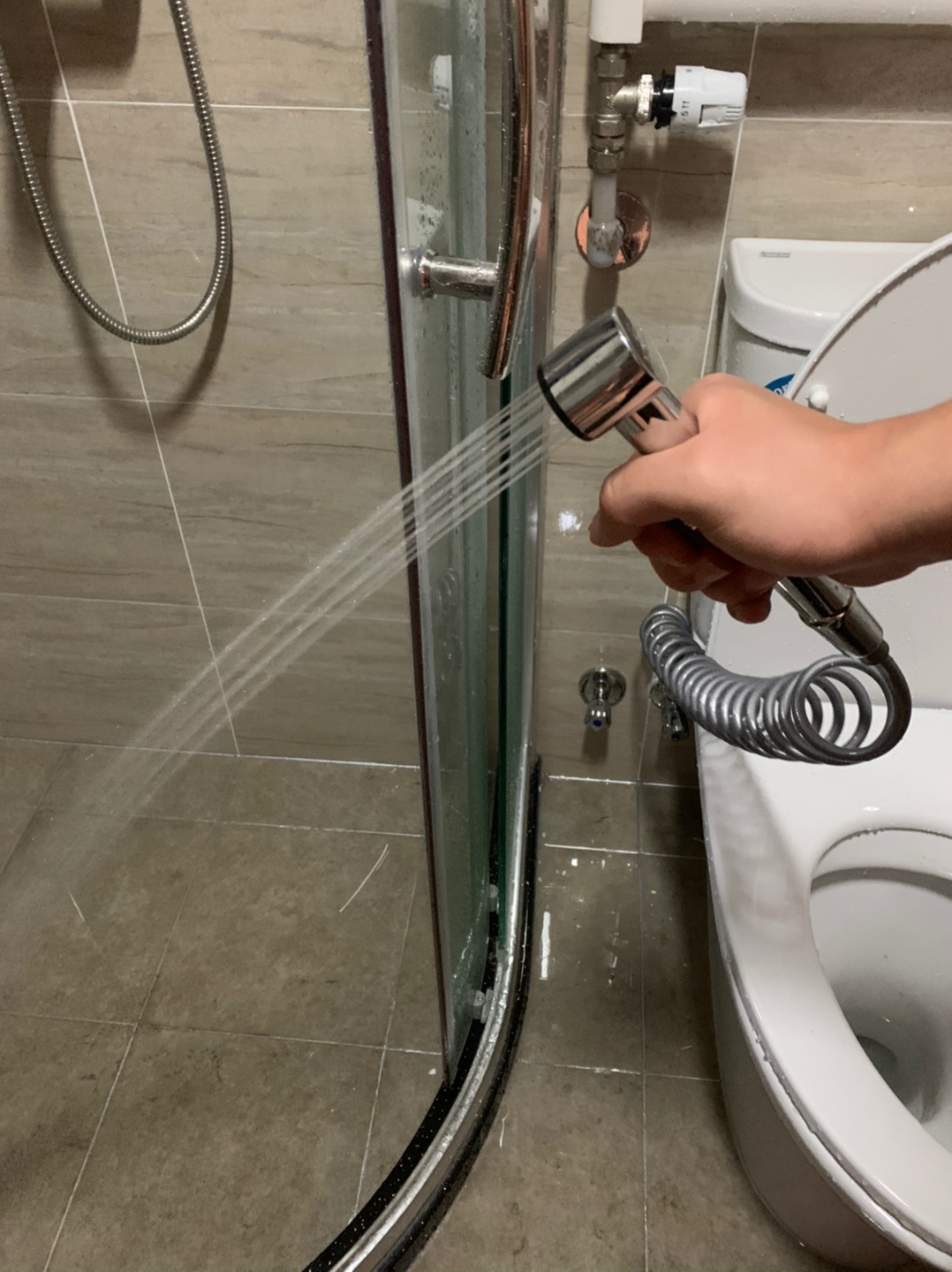 同样是小卫生间，看看人家的马桶边布置，干净利落、清清爽爽