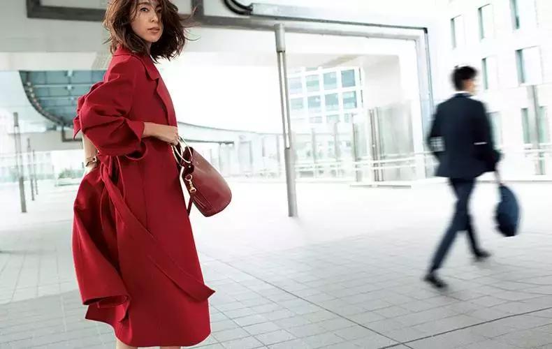 姑娘，你穿彩色大衣真好看！