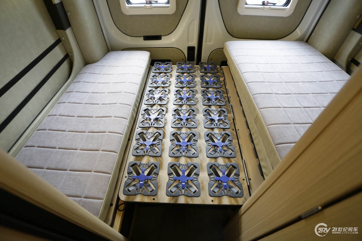 25万大通v90七座,大通v90自动挡5.95米长轴高顶房车