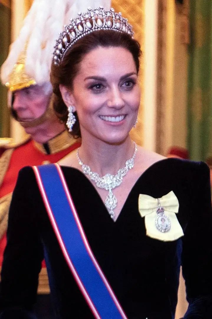 戴妃经典款戒指,戴妃蓝宝石珠宝