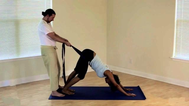 瑜伽入门动作下犬式的慢动作分解,瑜伽单腿下犬式怎么做到不翻胯