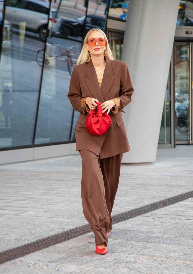 黄皮咖色显白,咖啡色黄皮