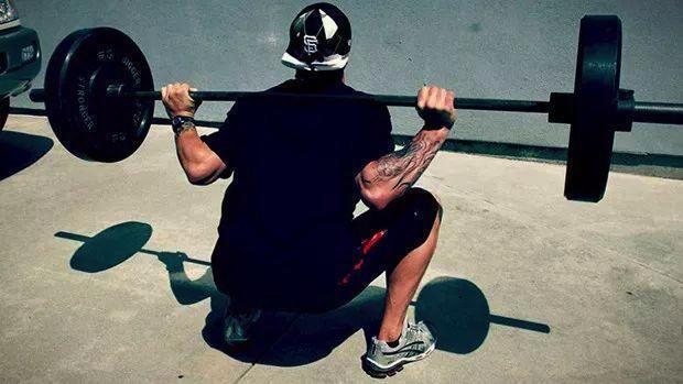 深蹲时臀部眨眼是什么样子的,深蹲时出现骨盆眨眼该怎么办