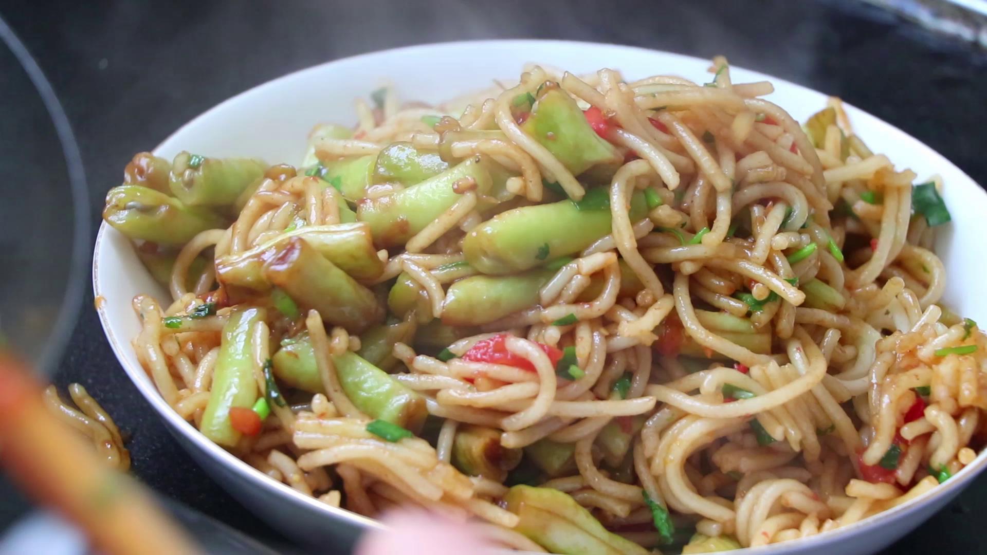 豆角焖面怎么做才不粘,手擀面豆角焖面如何让面条不粘