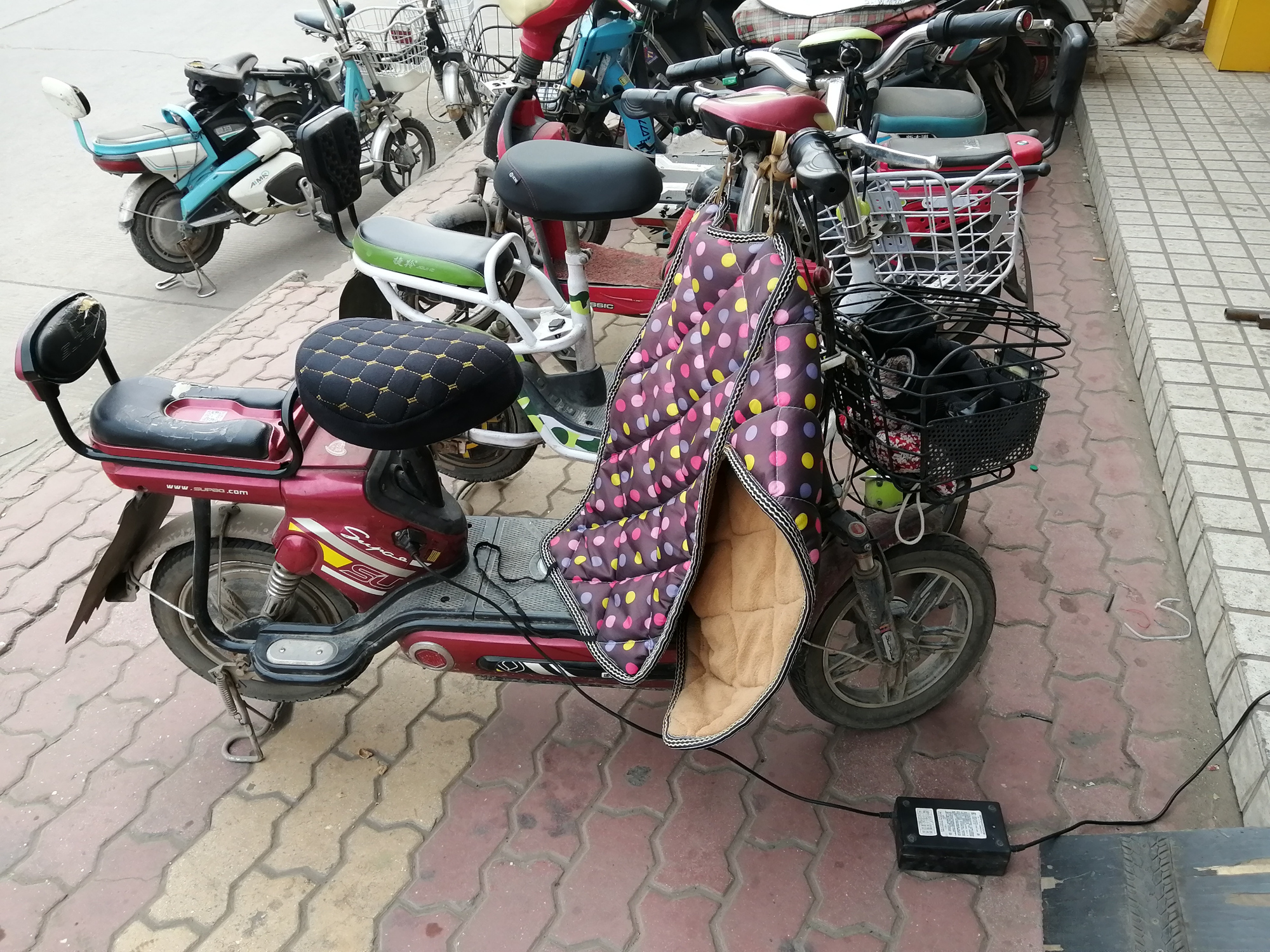 电瓶修复电量变少了是怎么回事,电动车充电不变红灯怎么办