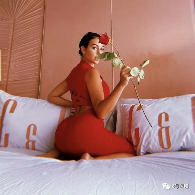 她们还在名媛群拼单，这位柜姐已经收服了世界顶级海王