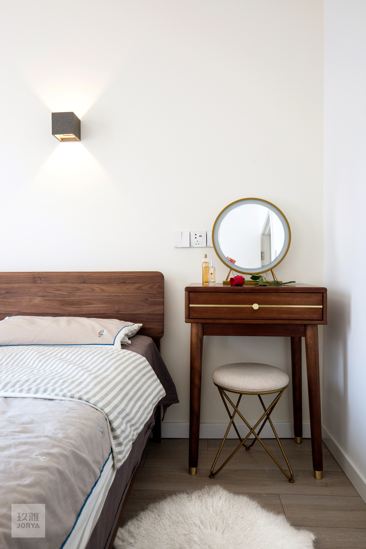 这家的电视柜既能收纳,也是喵星人乐园