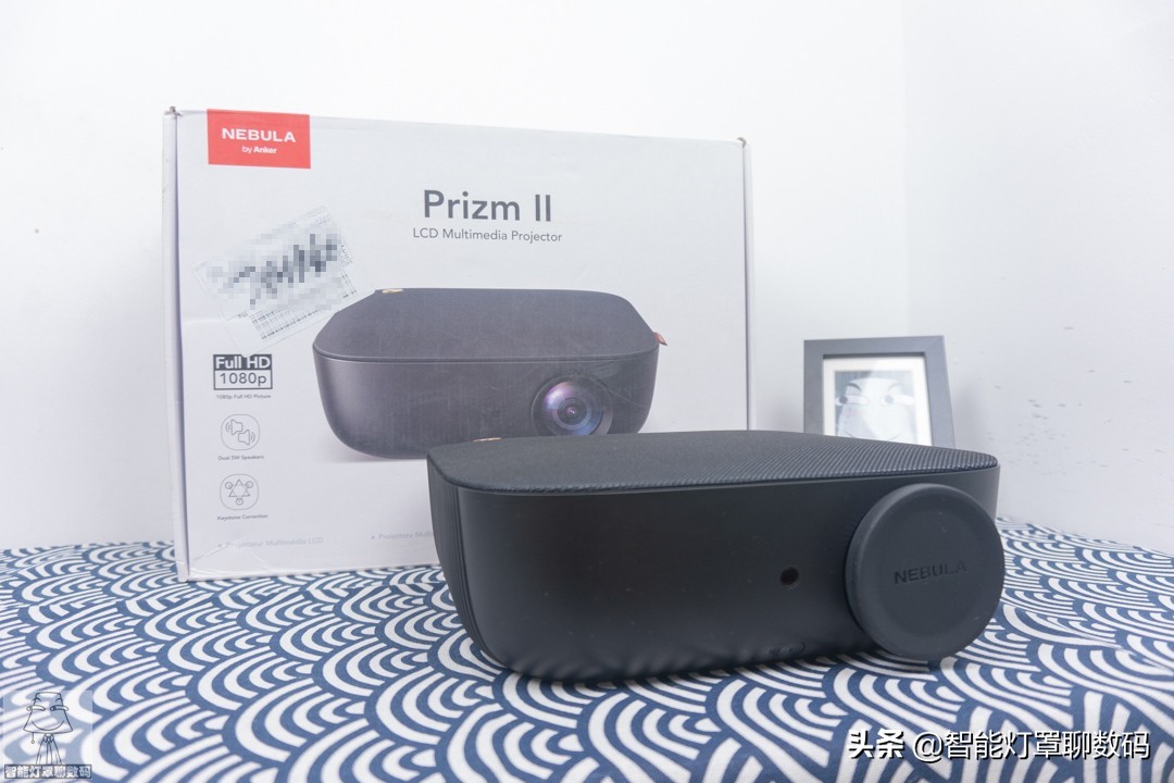 深圳小伙的快乐出租屋（上）：千元1080P投影+头戴蓝牙耳机